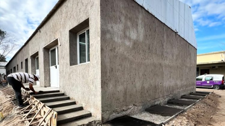 La obra en la escuela ‘Jorge Aostri’ avanza con cielorrasos, luces y tareas exteriores