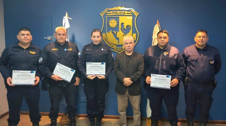 Reconocieron a efectivos policiales que le salvaron la vida a una bebé