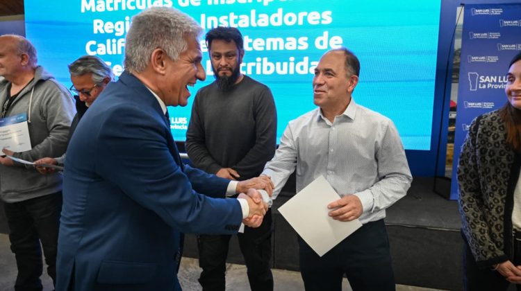 Poggi entregó decretos, certificados y resoluciones para impulsar la actividad productiva privada