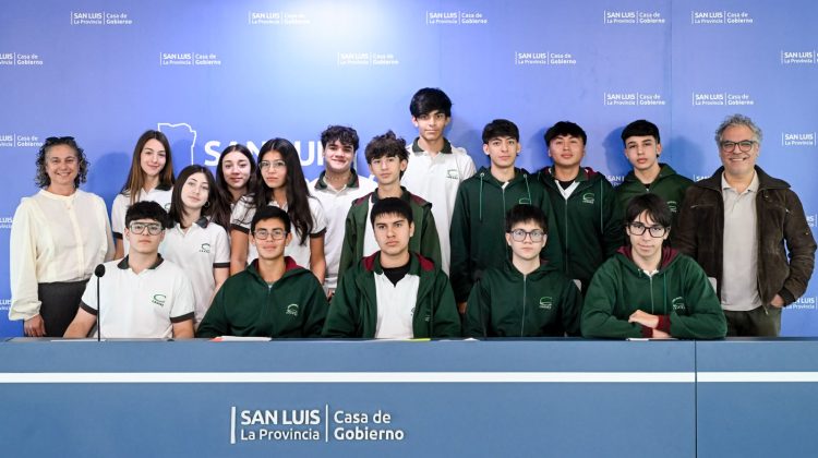 Chicos del Instituto Causay volvieron a Casa de Gobierno para seguir su proyecto de radioteatro