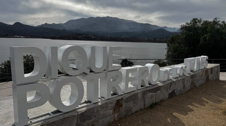 Instalaron letras corpóreas y un mapa informativo en el Paseo del Lago del dique de Potrero
