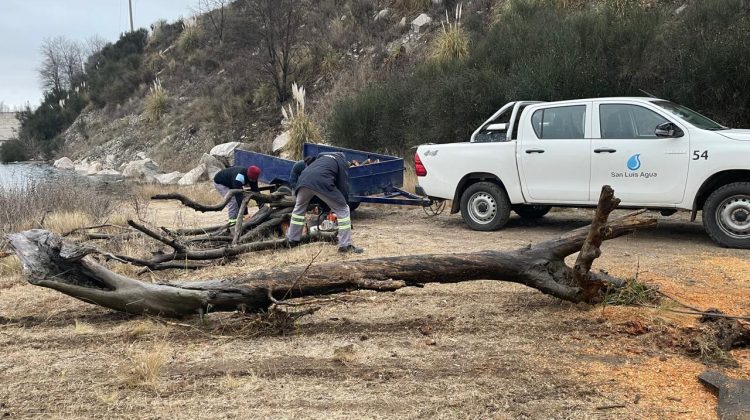San Luis Agua realizó un operativo de mantenimiento en el dique La Estrechura
