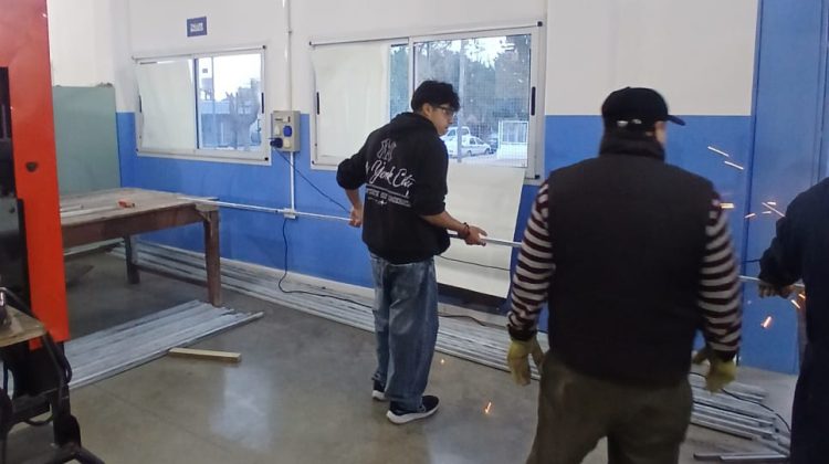 Estudiantes de la ‘Fray’ construyen los paneles que se utilizarán en la Feria Nacional de Ciencias