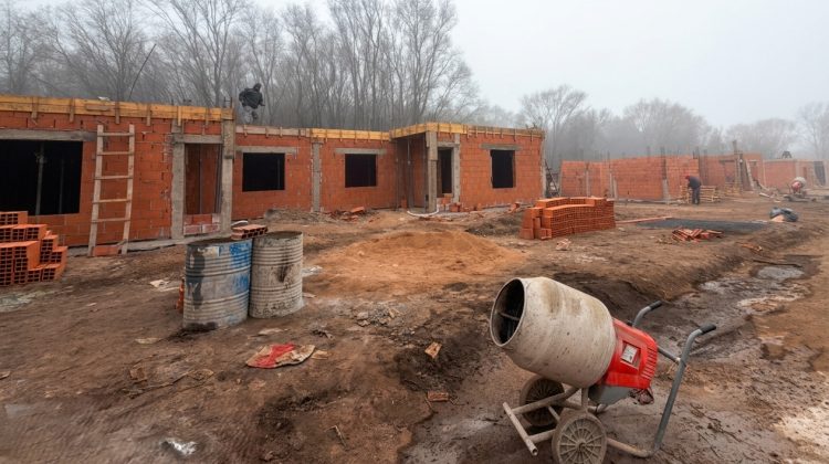 Las viviendas de Estancia Grande y El Trapiche se cubren con revoques y consolidan sus estructuras
