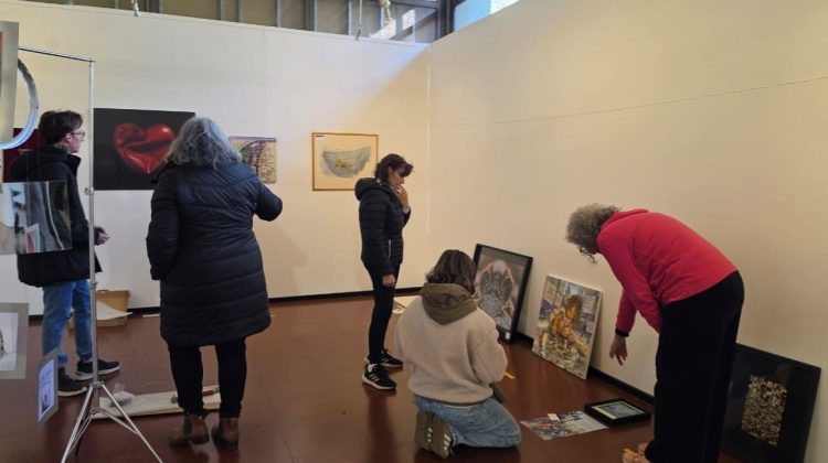‘Colectiva’: 36 artistas se encuentran en una exposición sobre los afectos