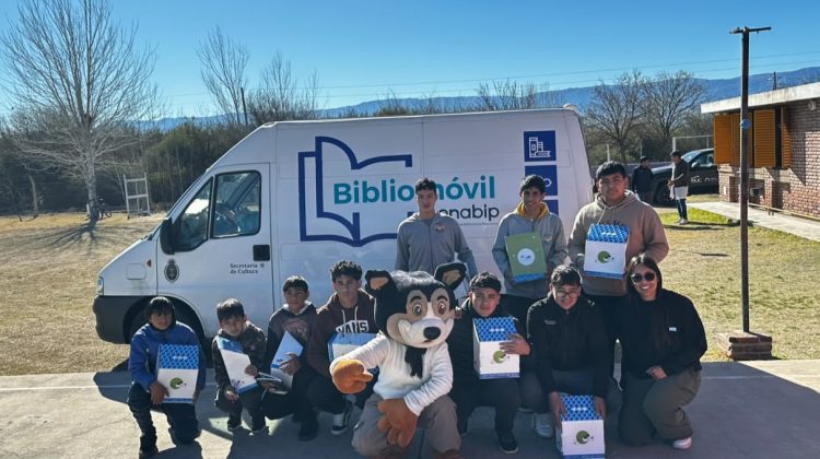 De pueblo en pueblo, la Bibliomóvil lleva juegos e historias para compartir