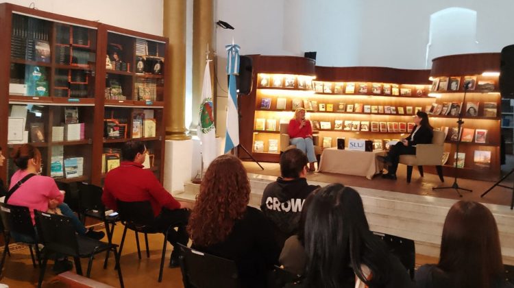 Presentaron un libro nacido entre la cocina casera tradicional y las colmenas