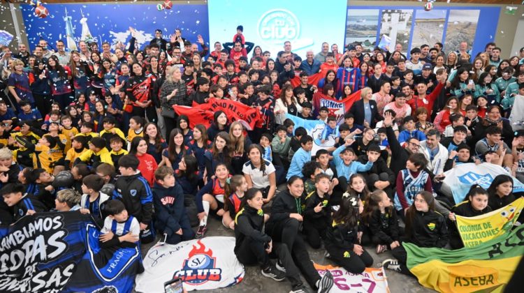 El Gobernador entregó decretos a 15 clubes que se incorporaron a la segunda edición del programa