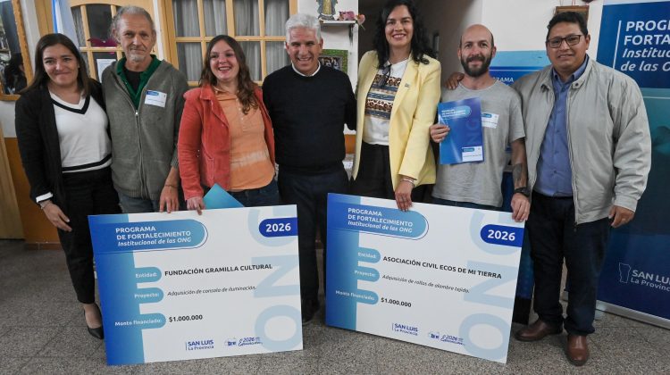 Poggi entregó decretos de financiamiento a proyectos sociales a cinco ONG del departamento Ayacucho