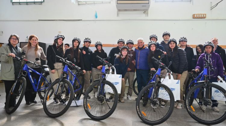 Estudiantes del Centro Educativo N°22 ‘Historiador Urbano J. Núñez’ de Fraga recibieron sus TuBi