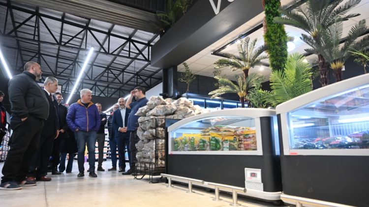 Poggi participó de la inauguración de una nueva sucursal de Supermercados Europa
