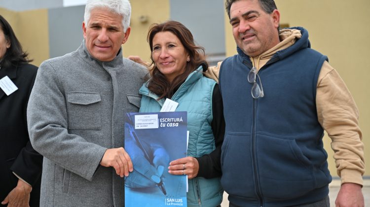 Diez familias de La Toma recibieron sus escrituras y ahora son propietarias de sus viviendas