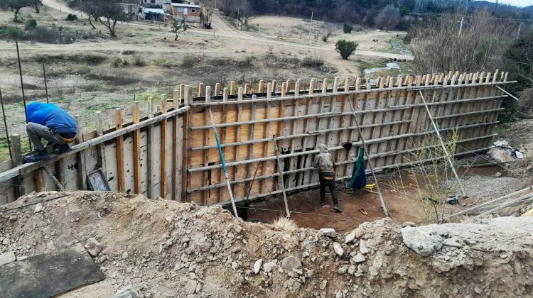 Vialidad Provincial avanza con el muro de contención que se construye en la ruta N°18