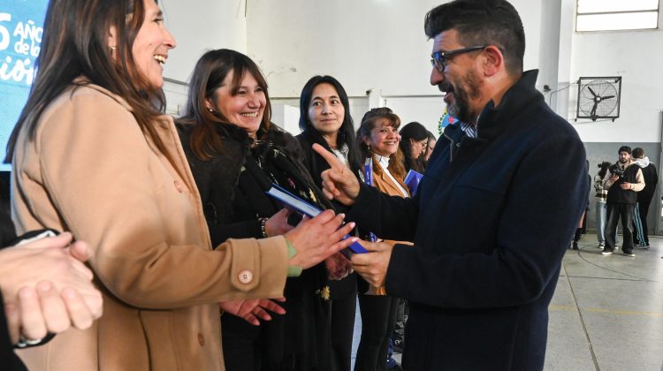 Entregaron más ejemplares de ‘Malvinas, El Legado’ a escuelas y ONG de Villa Mercedes