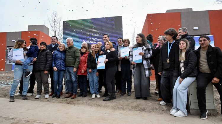 Sueño cumplido: el Gobernador le entregó sus viviendas a cuatro familias de Saladillo