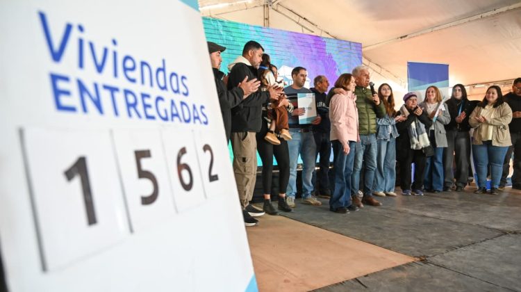 Poggi entregó 20 casas en La Toma y anunció la construcción de 20 más