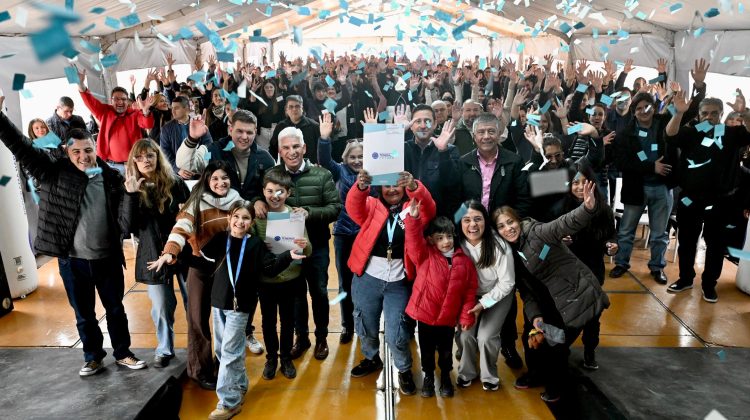 Justo Daract: 19 familias recibieron las llaves de sus casas de manos de Poggi
