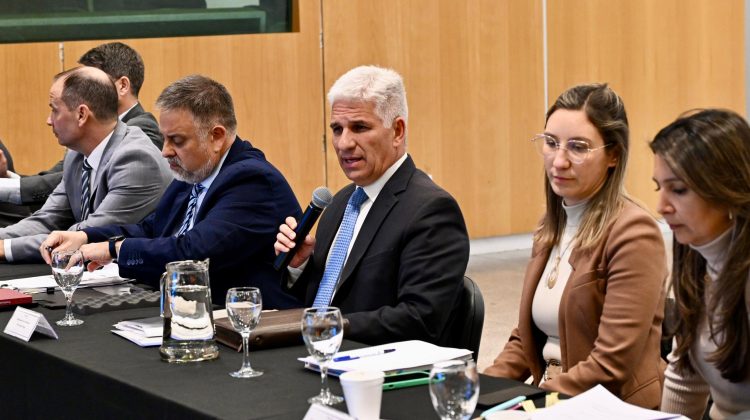 El Gobernador coordinó una reunión con su gabinete de ministros