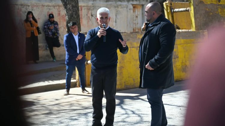 El Gobernador visitó el avance de una obra de recambio de la red de cloacas en Villa Mercedes