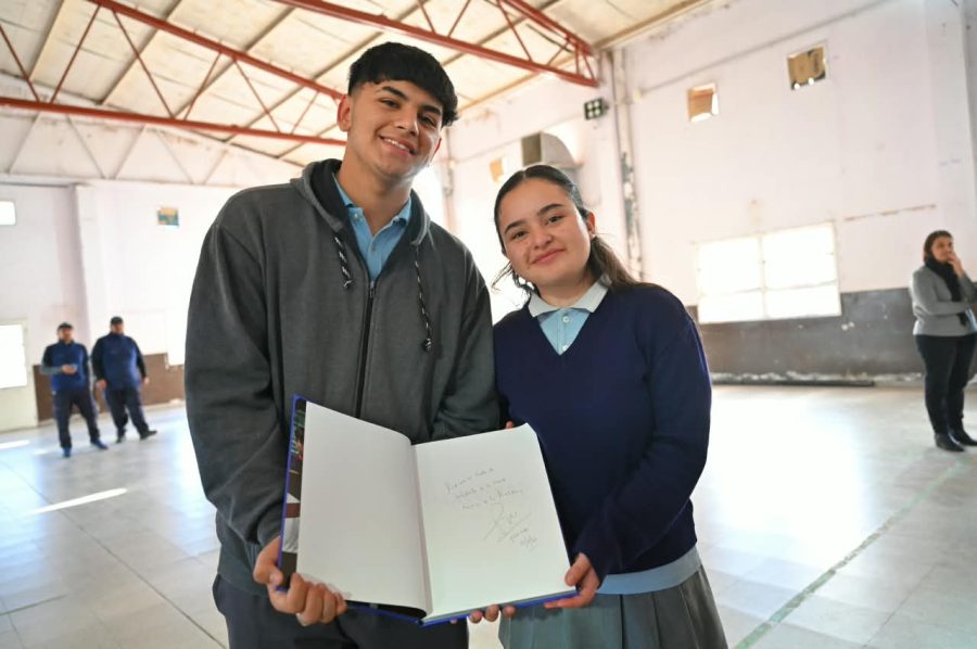 Centro de Estudiantes de la Escuela Técnica N° 19 Bernardino Rivadavia, con una dedicatoria para ellos. Una de las destinatarias fue la estudiante de 6° año, Emilce Sosa.