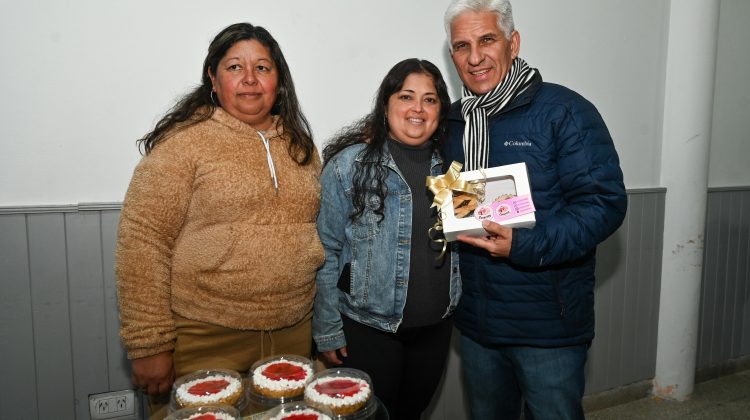 Emprendedores de Los Manantiales le mostraron sus productos al Gobernador