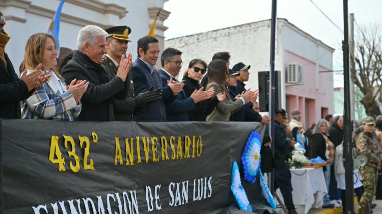 Poggi participó del desfile en Naschel en homenaje al 432° aniversario de San Luis