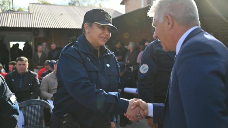 El Gobernador entregó decretos e insignias de ascenso a personal policial