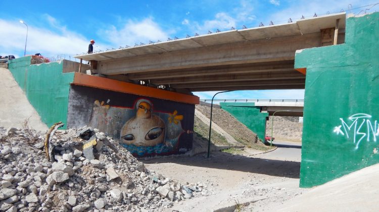 Con hormigón y nuevas losas, avanza la reconstrucción de los puentes de la avenida Eva Perón