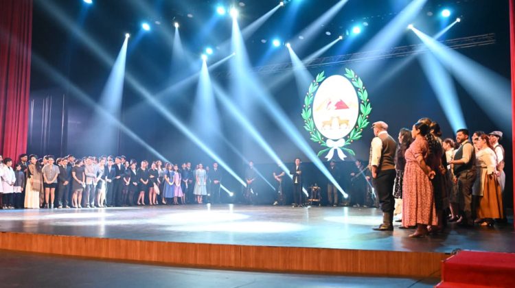 El Gobernador participó de la gala por el 432° aniversario de San Luis, donde el pasado cobró vida
