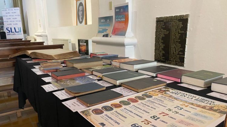 San Luis Libro exhibe una colección de biblias antiguas y traducciones en distintos idiomas