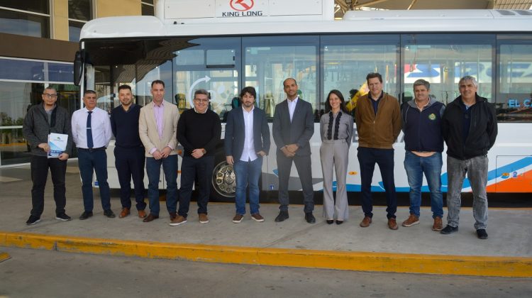 Presentaron en la EDIRO un colectivo a GNC para evaluar su incorporación al servicio interurbano