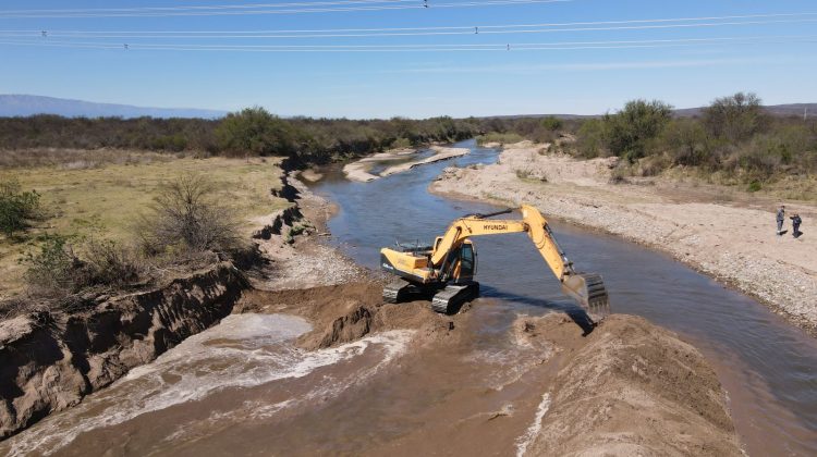 Continúan con las obras de reencauzamiento y defensas en el río Conlara
