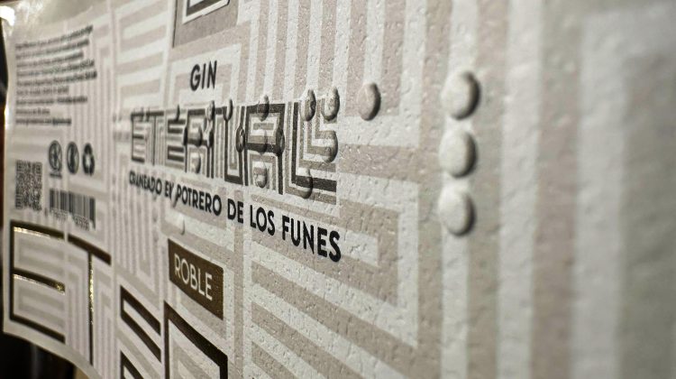 Una fábrica de gin presentó su sistema de etiquetado inclusivo