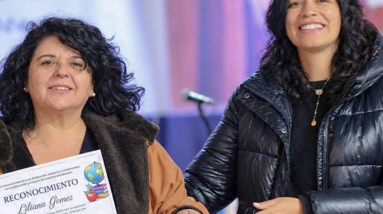 En sus 145 años, Leandro Alem homenajeó a una docente de la ULP por su compromiso comunitario