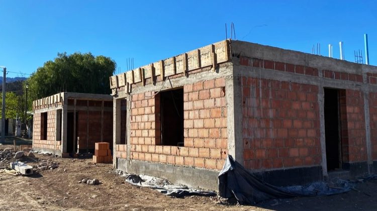 Las viviendas de Nogolí y Villa de la Quebrada incorporan revoques, aberturas e instalaciones