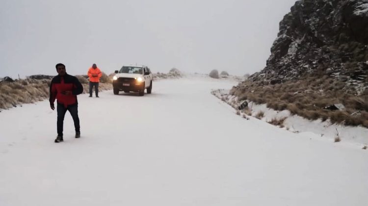 Vialidad Provincial mantiene cortes preventivos en rutas serranas por las fuertes nevadas