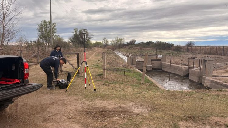 Relevan el canal Renca-Santa Rosa con un dron especializado
