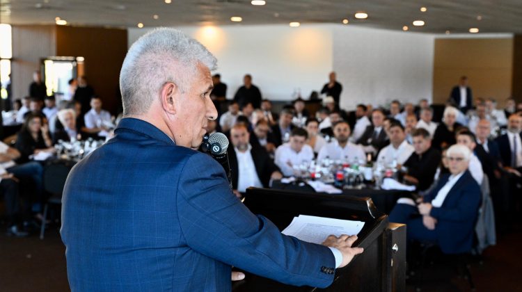 En el Día de la Industria, el Gobernador compartió un almuerzo con empresarios 