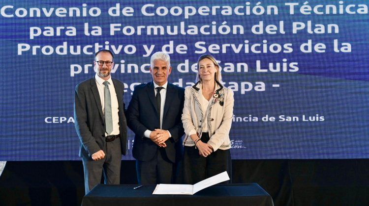 Junto a representantes de la industria, Poggi firmó el decreto de promulgación del RIPEE