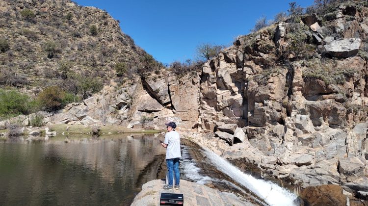 San Luis Agua tomó muestras del agua del dique Luján y el balneario El Muro de Quines