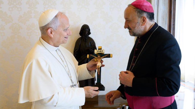 El Papa recibió una réplica del Cristo de la Quebrada realizada por internos penitenciarios