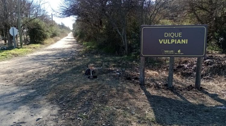 Plantan árboles en el peridique del embalse Vulpiani en Villa Mercedes