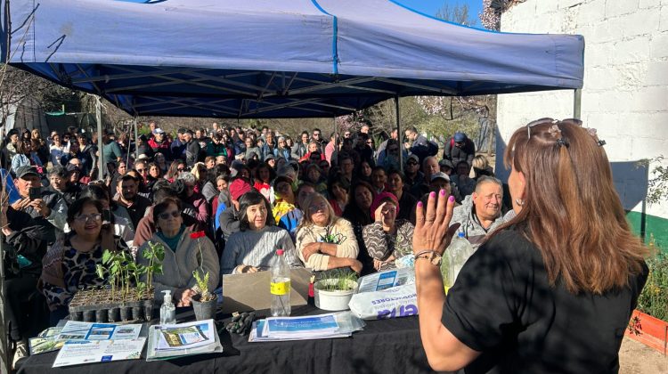 Más de 1.200 personas recibieron su kit de semillas y frutales