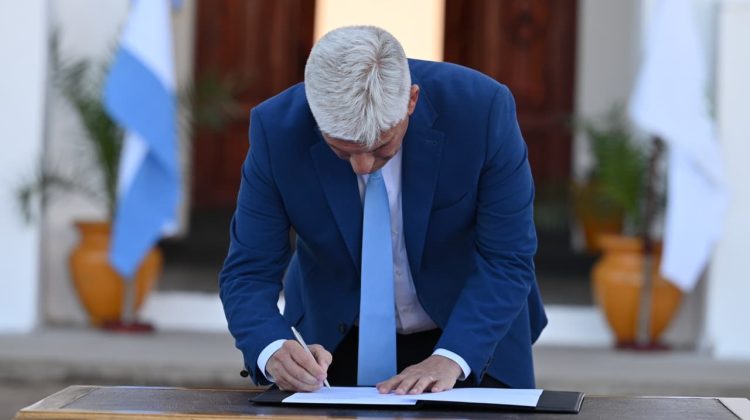Poggi promulgó la Ley de Necesidad de Reforma Parcial de la Constitución provincial