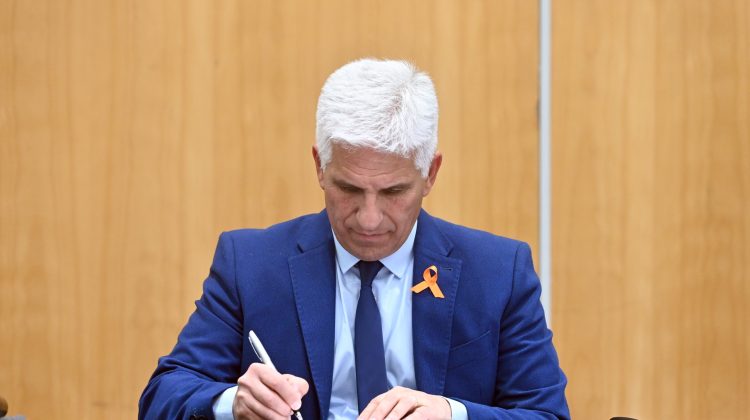 El Gobernador firmó decretos y contratos por $6.836 millones de pesos en obras públicas
