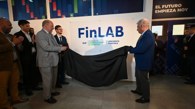 El Gobernador acompañó la inauguración de un moderno laboratorio educativo en la ULP