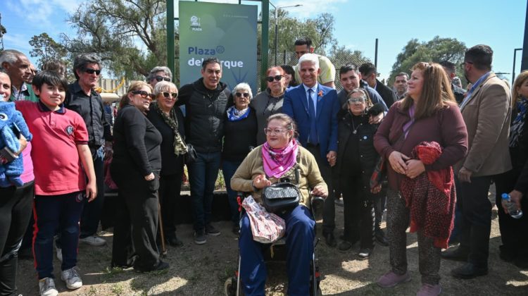 Poggi y el Intendente de la capital inauguraron una plaza en el barrio CGT