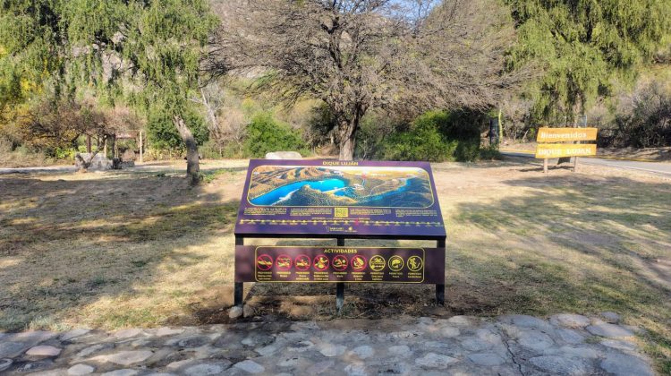 San Luis Agua instaló nueva señalética bilingüe y letras corpóreas en el dique Luján