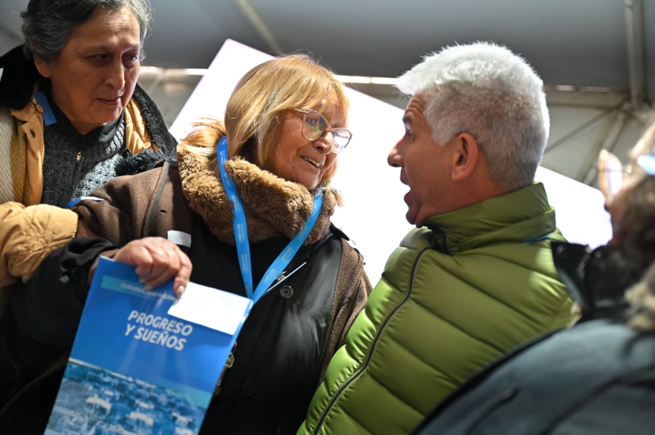 Marta Vique recibiendo las llaves