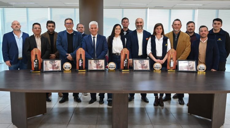 Poggi recibió a la delegación de Sol Puntano que fue distinguida internacionalmente por sus vinos